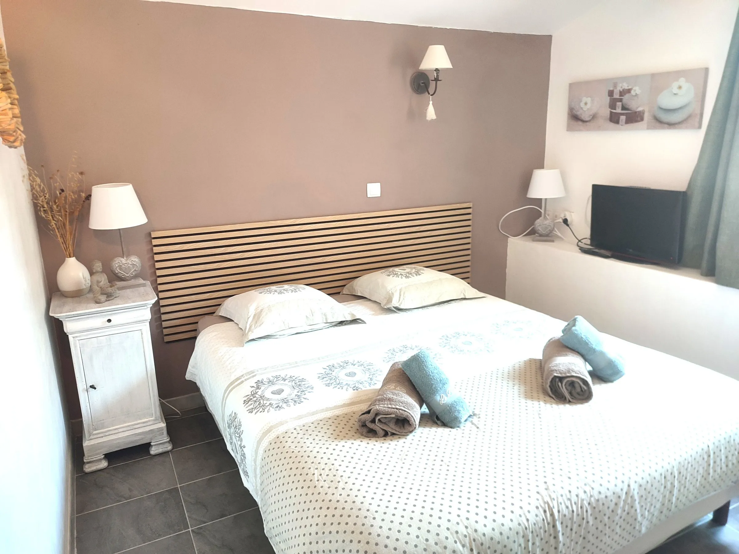 Double bedroom with wooden headboard