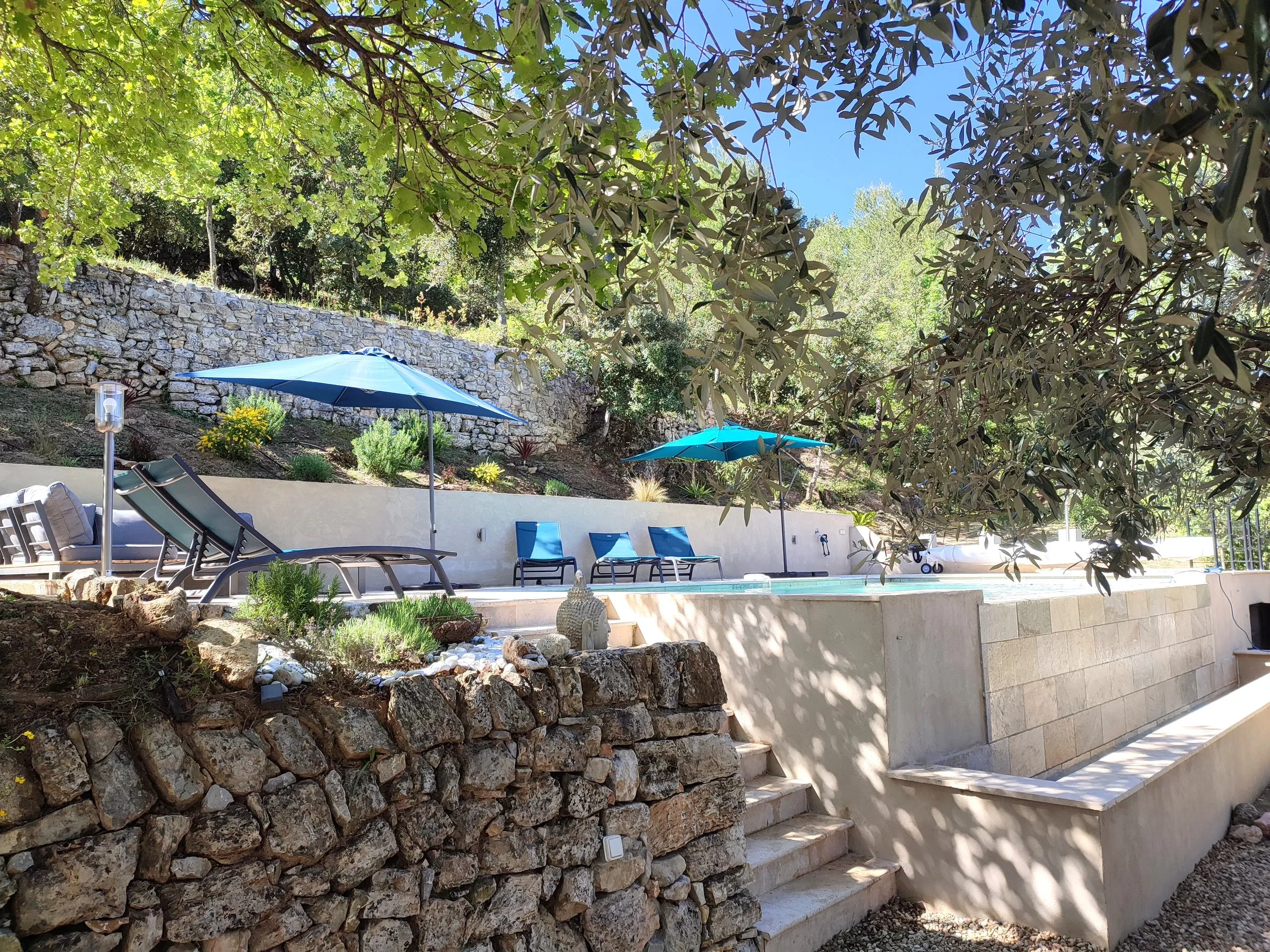 Terrace and sun beds at the water’s edge
